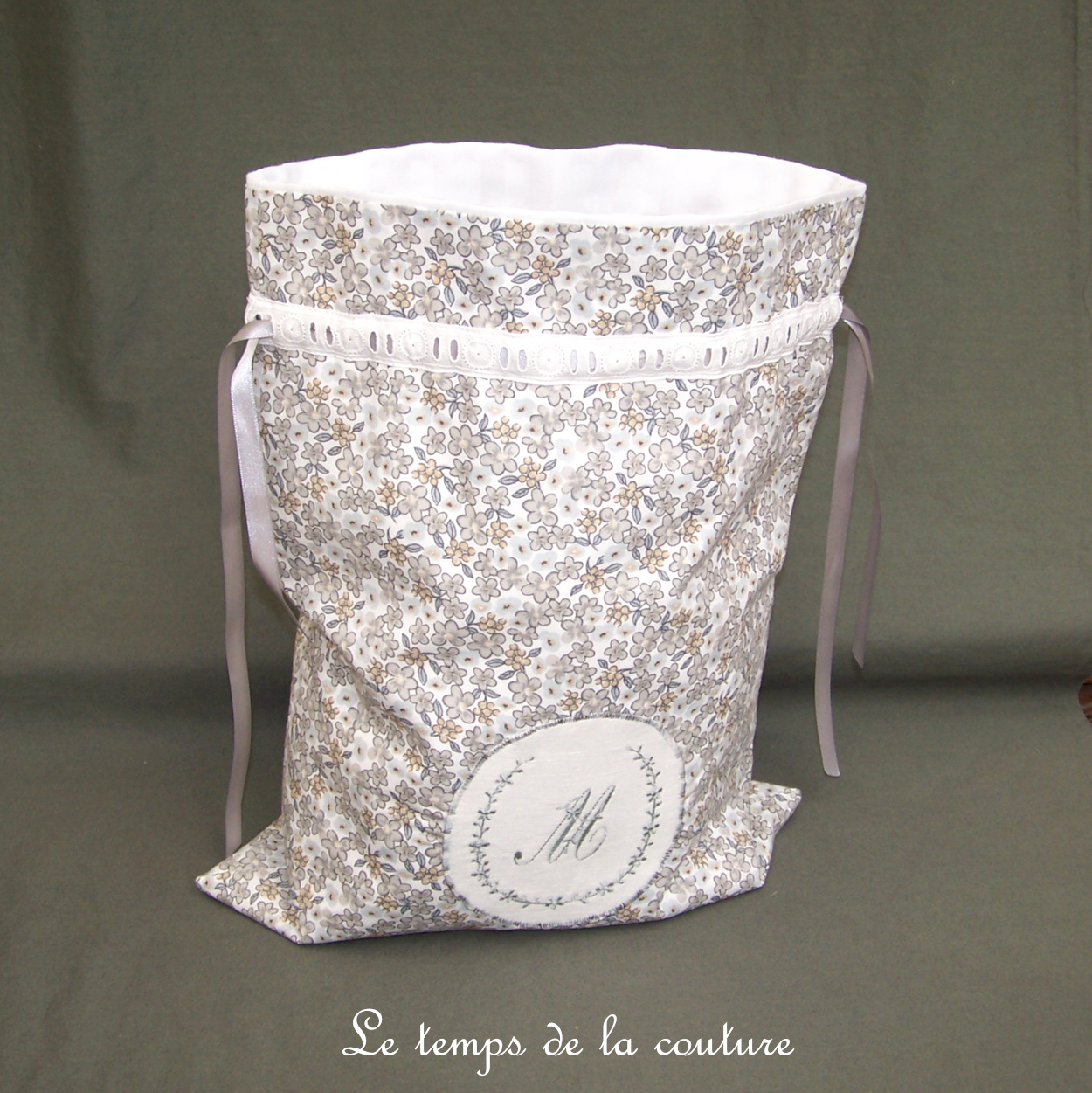 Sac - pochon - gris beige blanc petite fleur liberty broderie M - 02