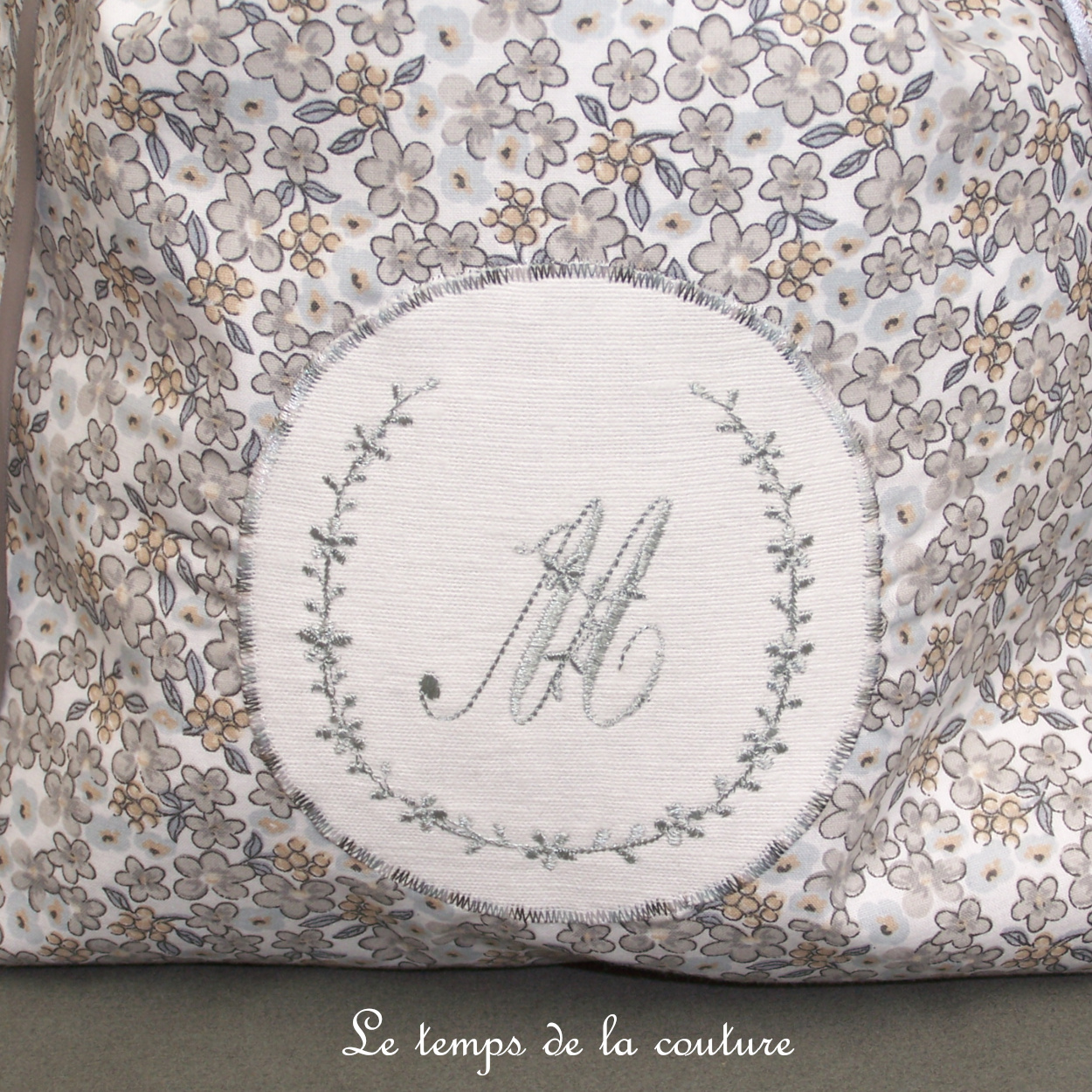 Sac - pochon - gris beige blanc petite fleur liberty broderie M - 04