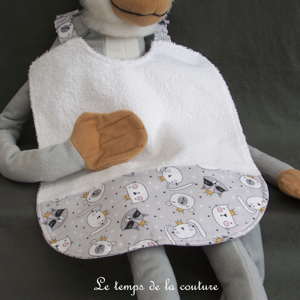 Enfant - bavoir double - blanc motif raton laveur gris noir moutarde 01