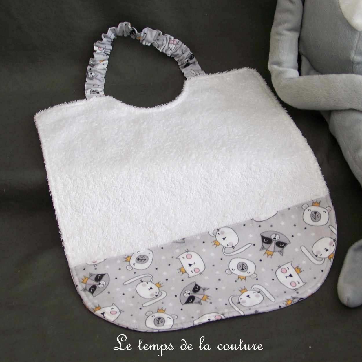 Enfant - bavoir double - blanc motif raton laveur lapin gris noir moutarde 02