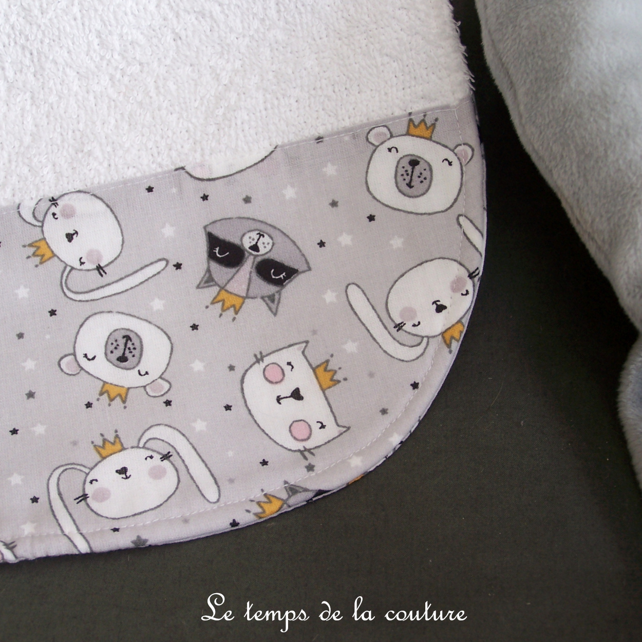 Enfant - bavoir double - blanc motif raton laveur lapin gris noir moutarde 04