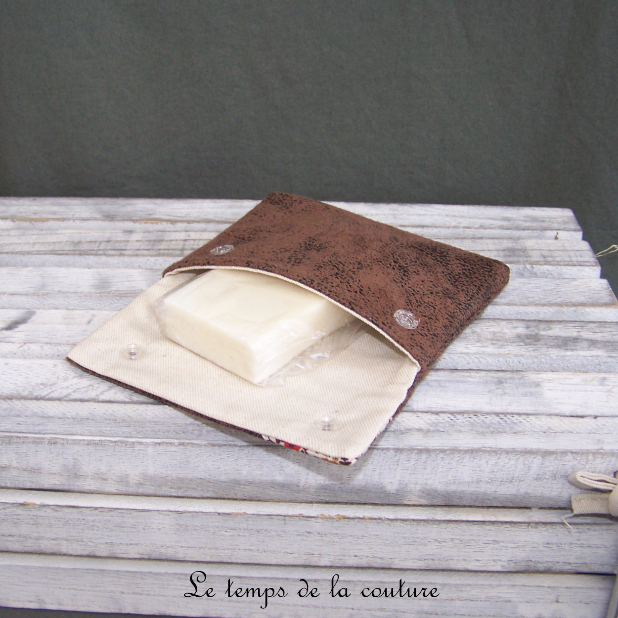 Sdb - pochette savon -  simili marron 01