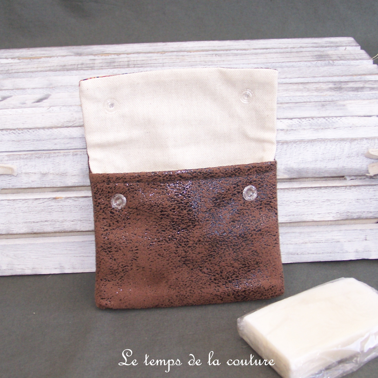 Sdb - pochette savon -  simili marron 02