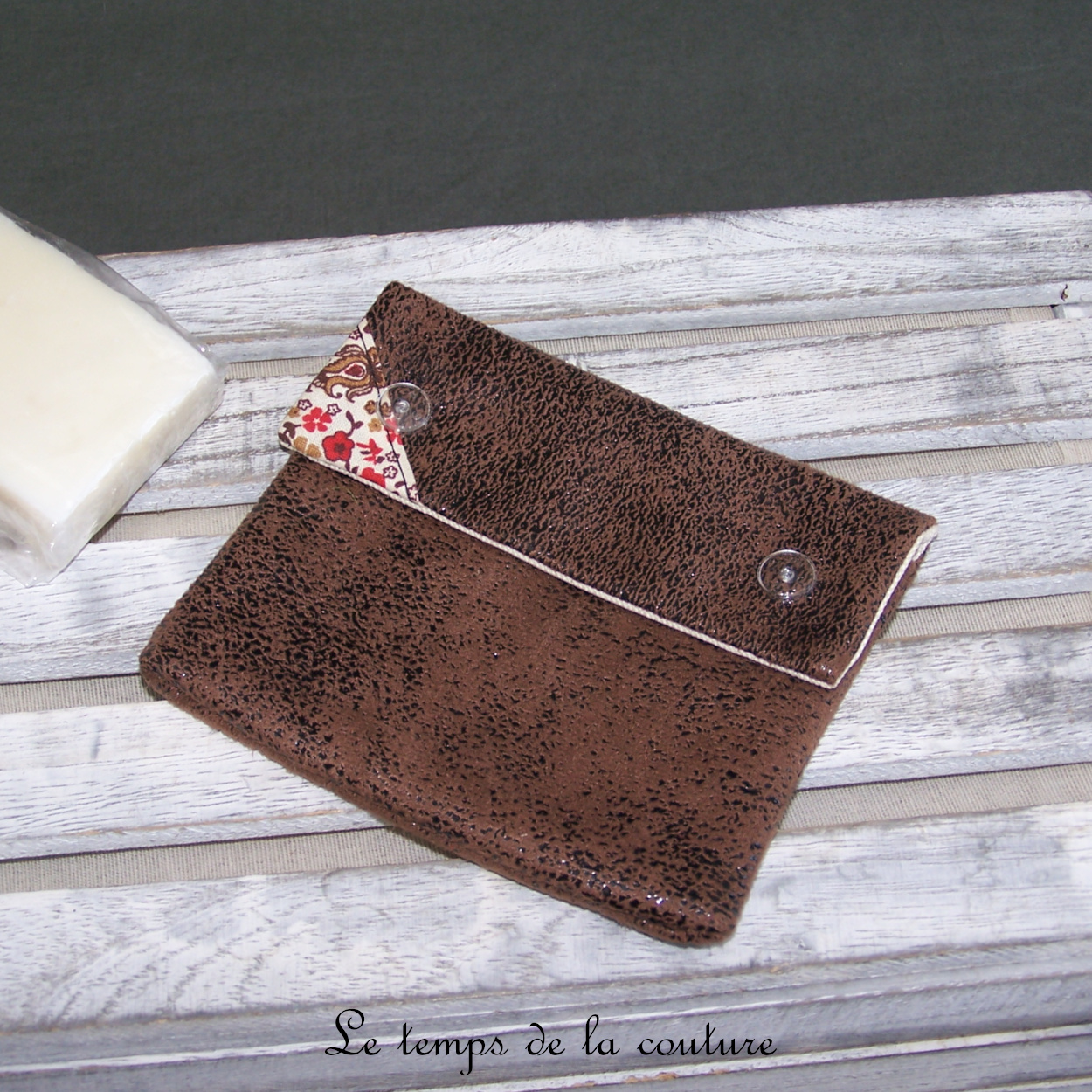 Sdb - pochette savon -  simili marron cachemire orange 02