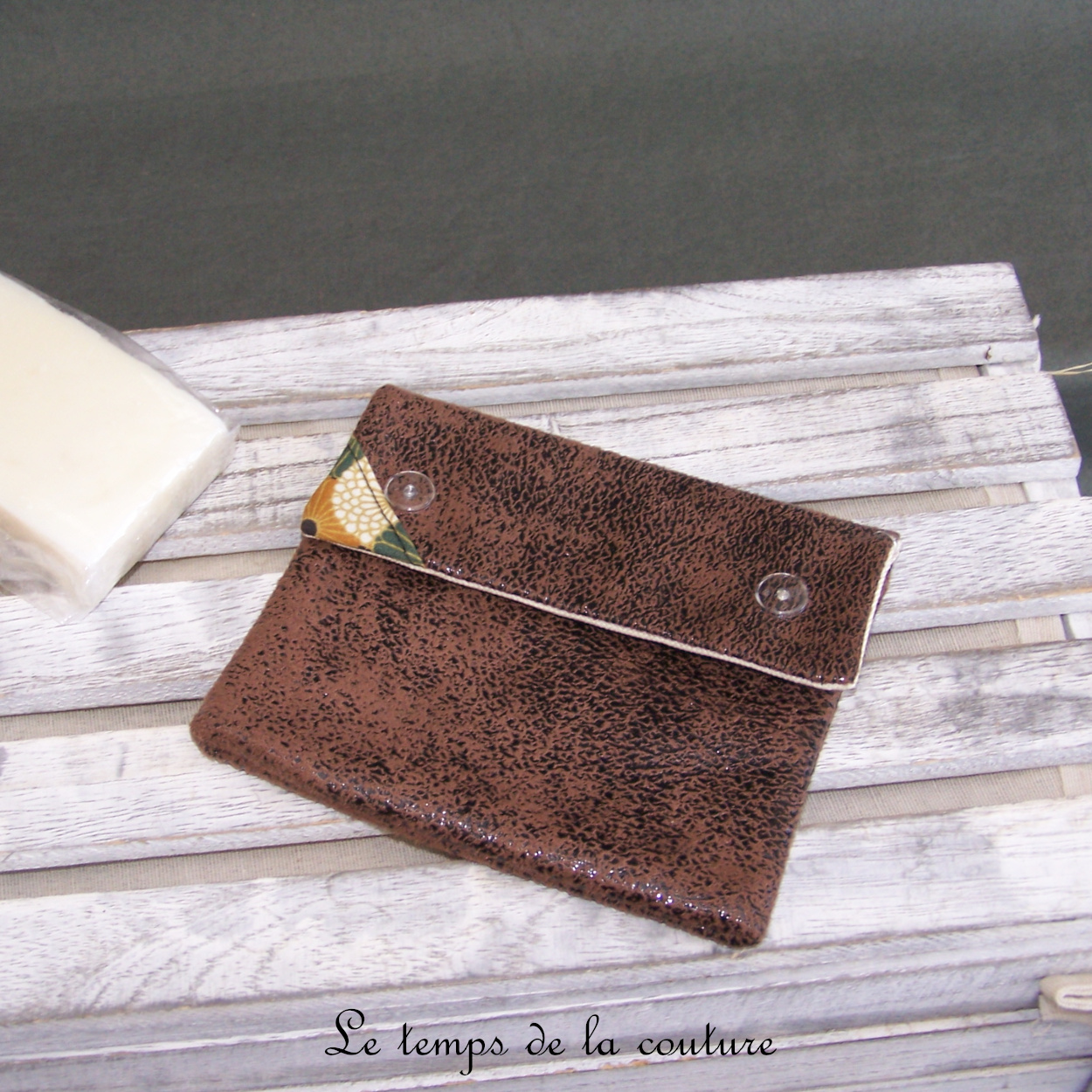 Sdb - pochette savon -  simili marron eventail kaki 01