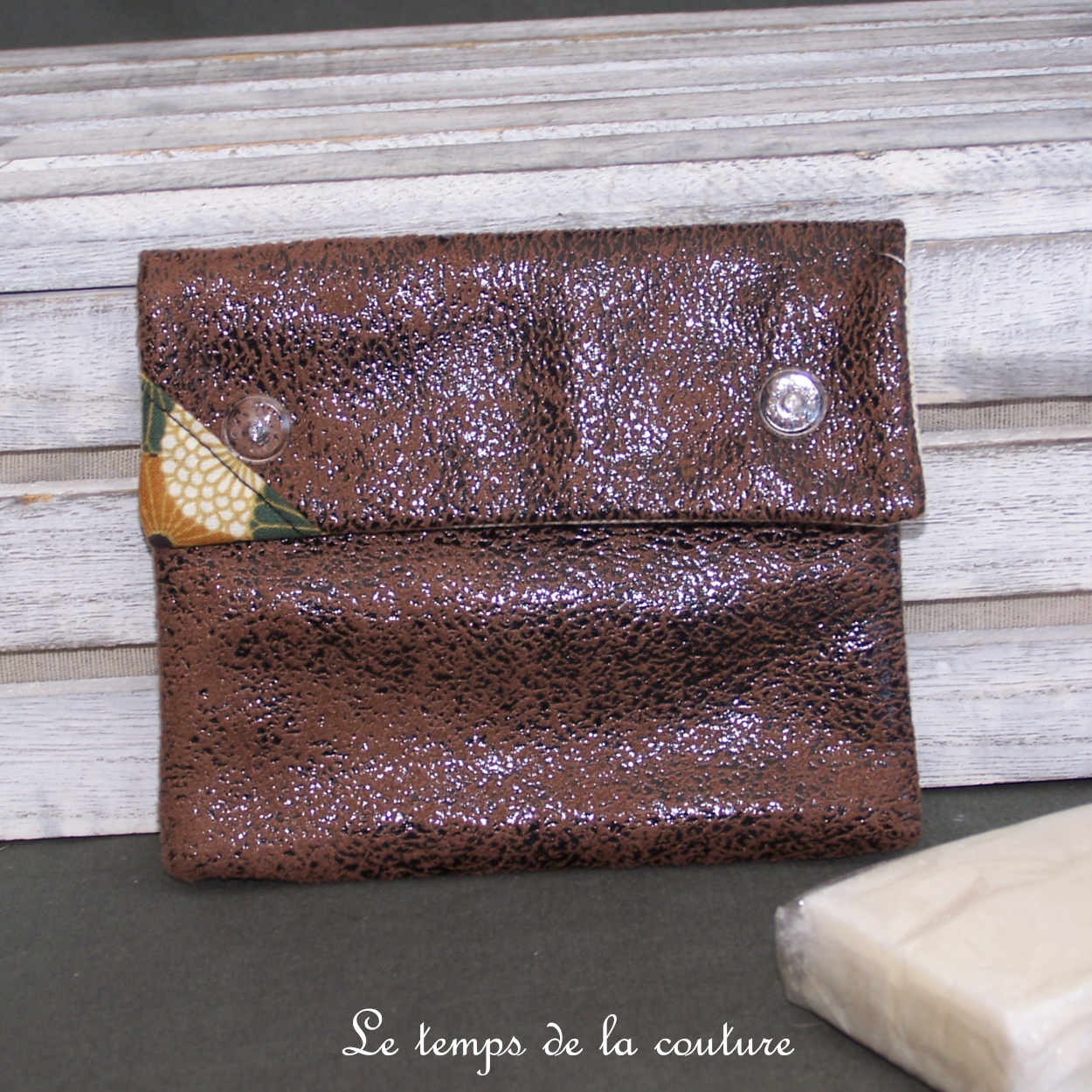 Sdb - pochette savon -  simili marron eventail kaki 02
