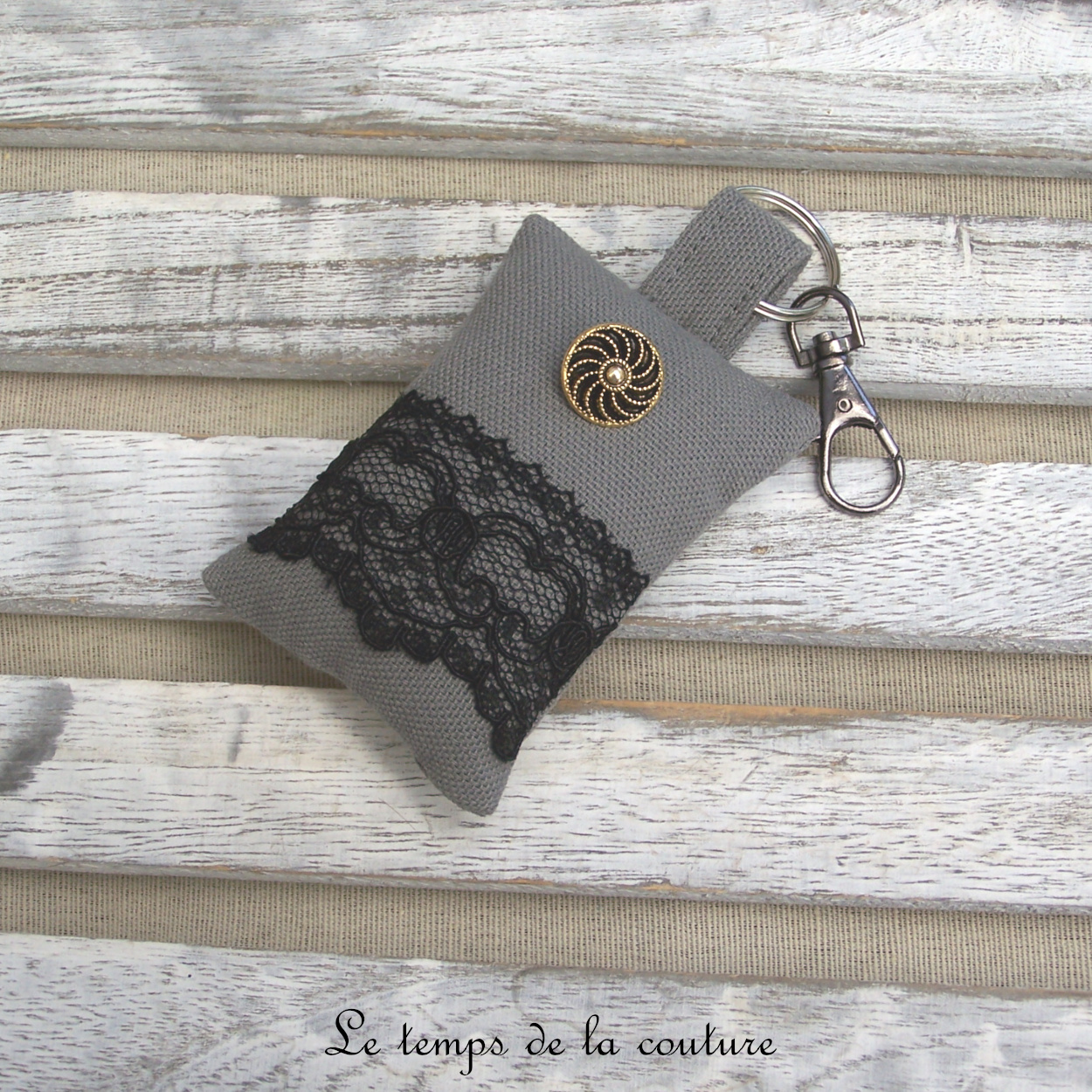Porte clé - gris dentelle noir bouton dorée 01