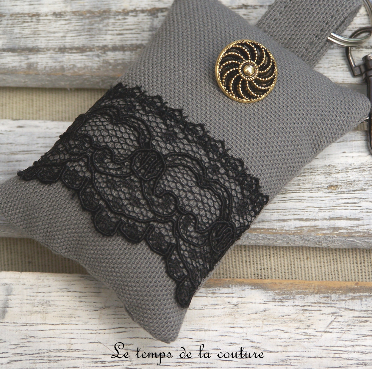 Porte clé - gris dentelle noir bouton dorée 02