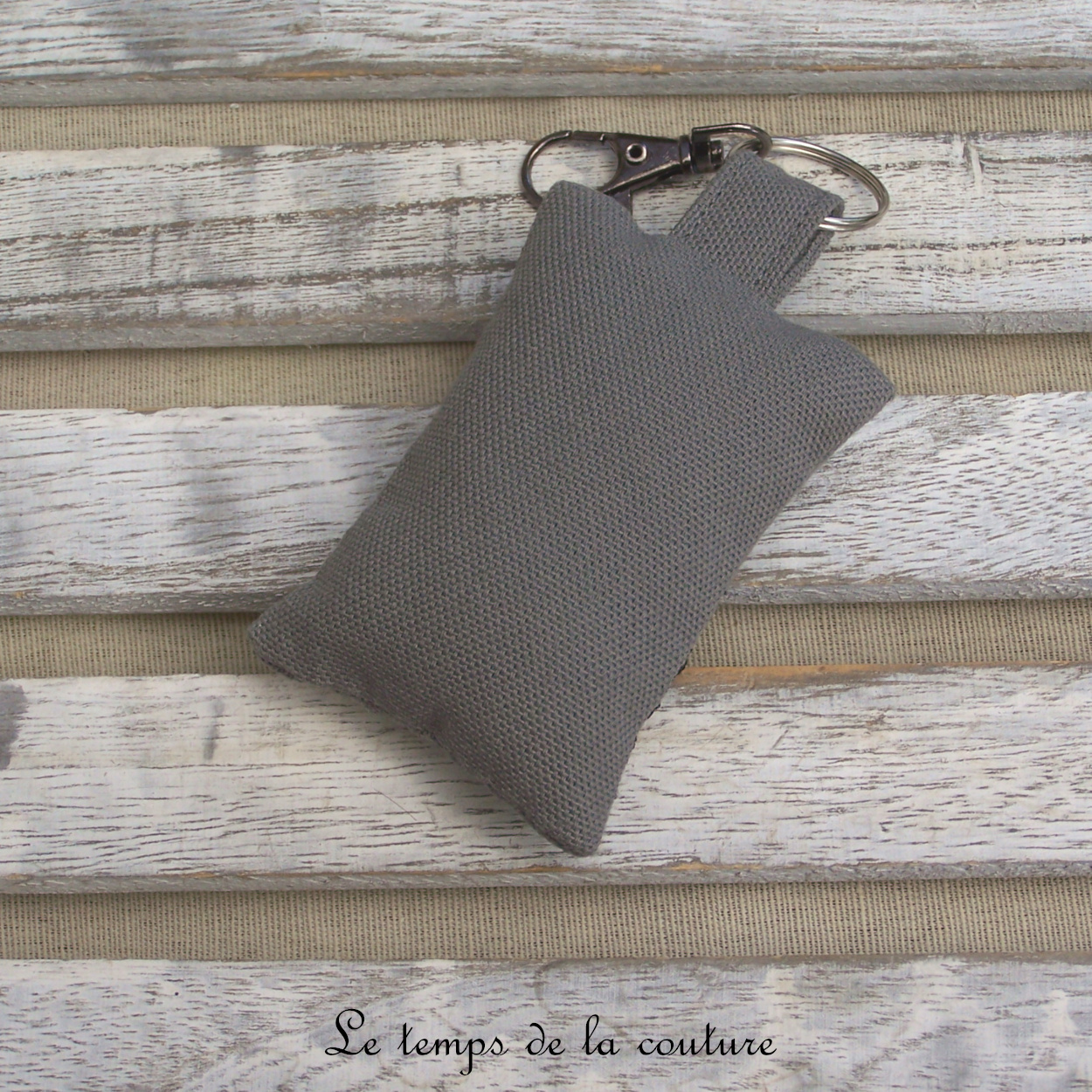 Porte clé - gris dentelle noir bouton dorée 03