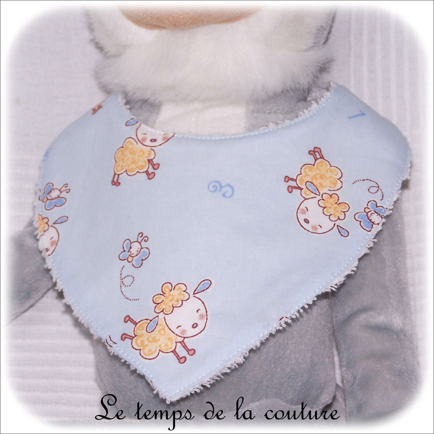 Bavoir bandana pour bébé motif mouton tons bleu