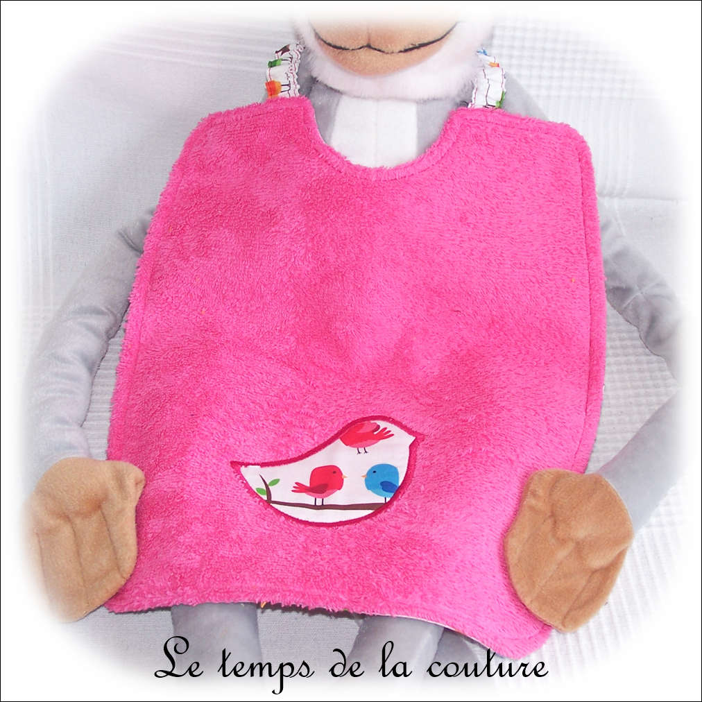 Bavoir à élastique motifs oiseau multicolore tons rose avec médaillon oiseau