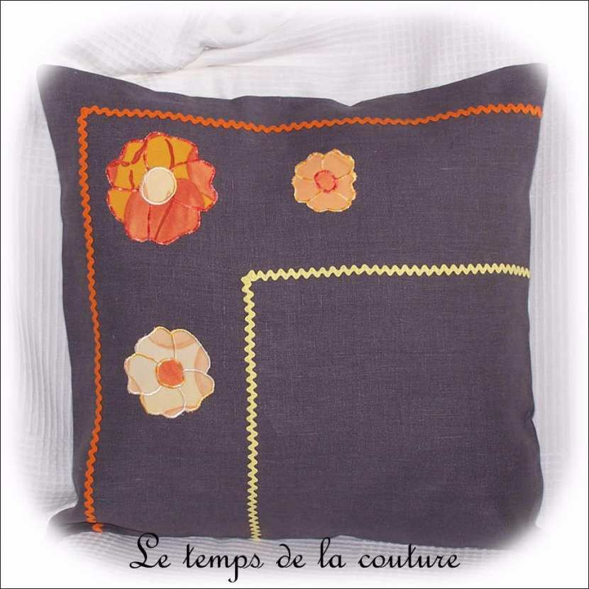 Housse de coussin fleurie boho chic tons gris orange et jaune n2