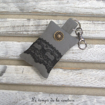 Porte clé - gris dentelle noir bouton dorée 01