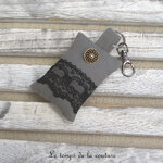 Porte clé - gris dentelle noir bouton dorée 01