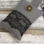 Porte clé - gris dentelle noir bouton dorée 02