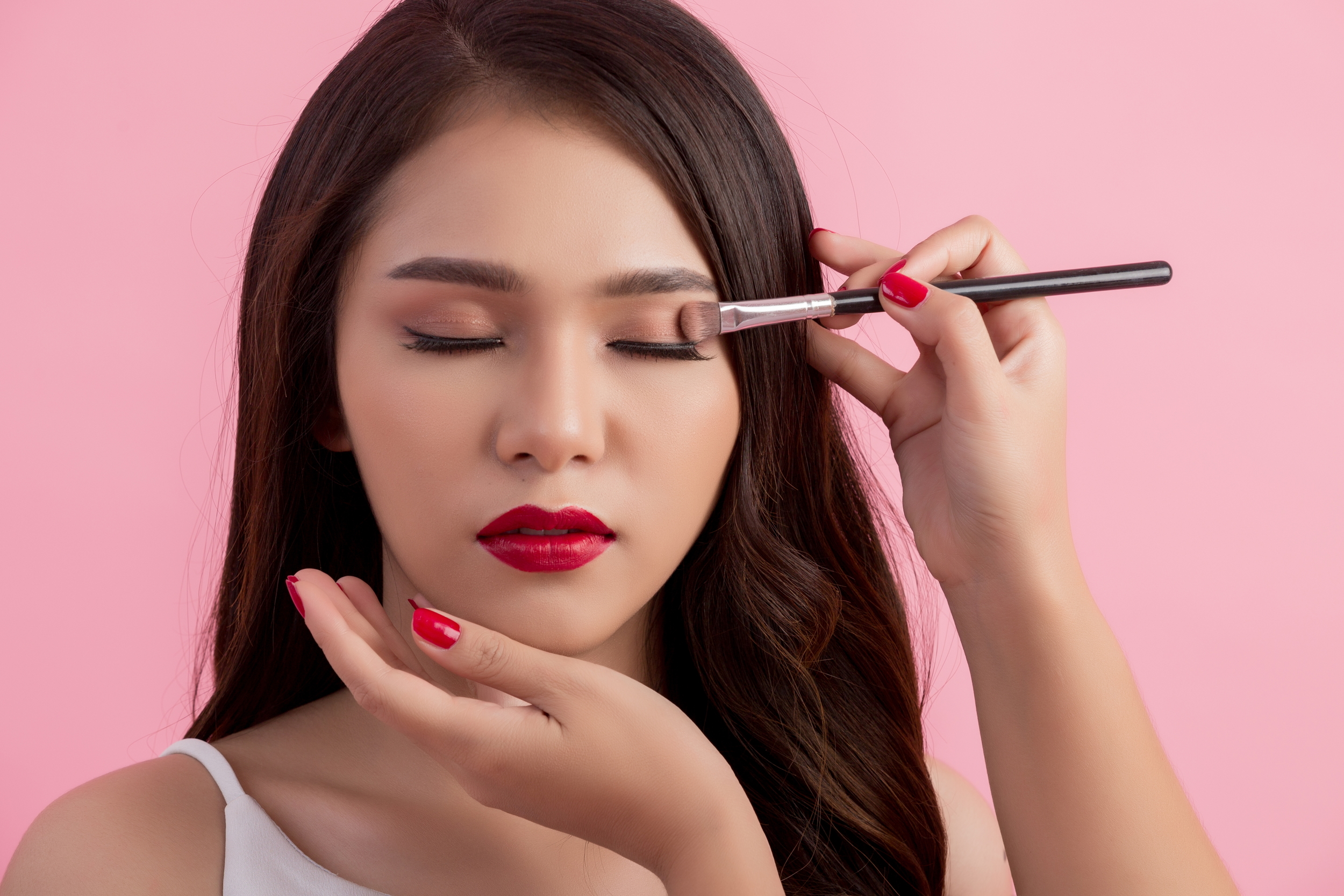 make-up-artist-applying-liquid-eyeliner-with-brush
