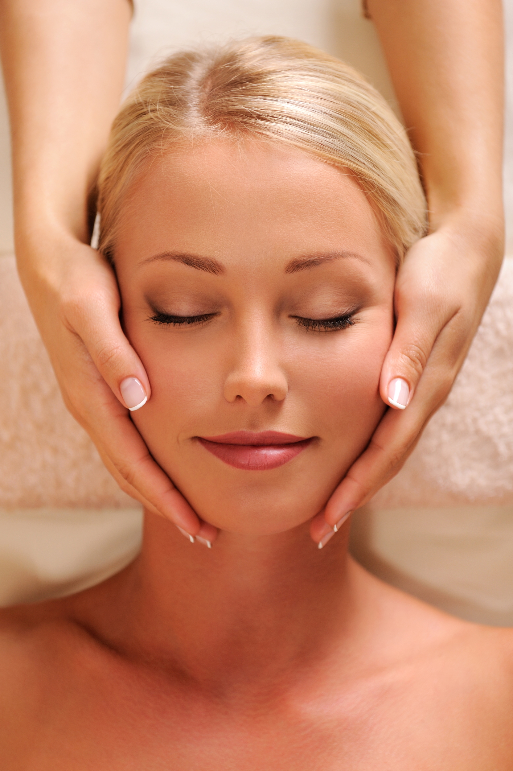 close-up-portrait-of-pretty-female-face-getting-relaxation-massage-of-head