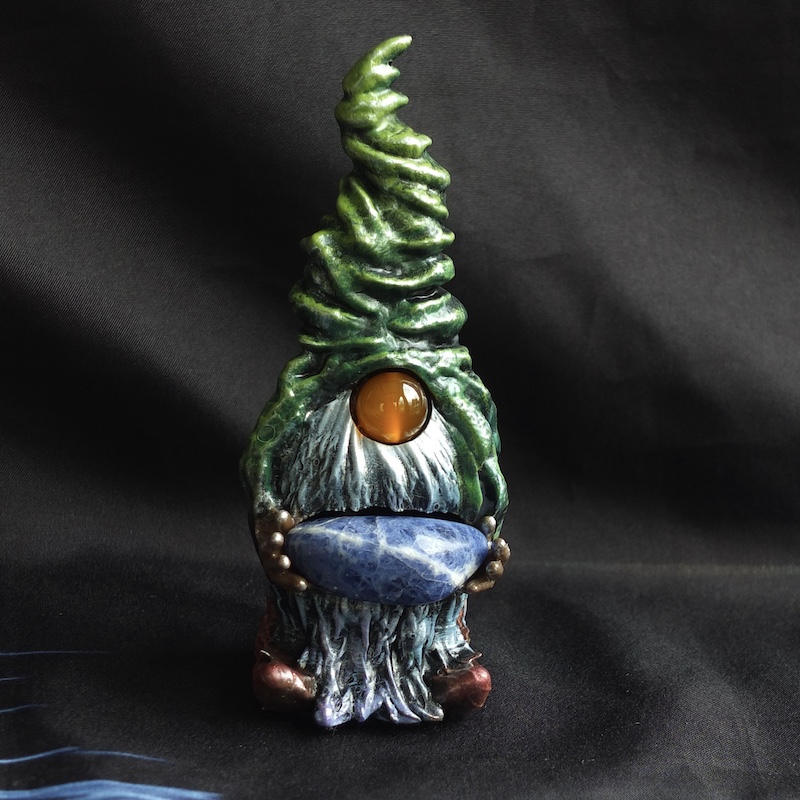 Figurine %22Espiègle aventurier%22 Cornaline et Sodalite 2