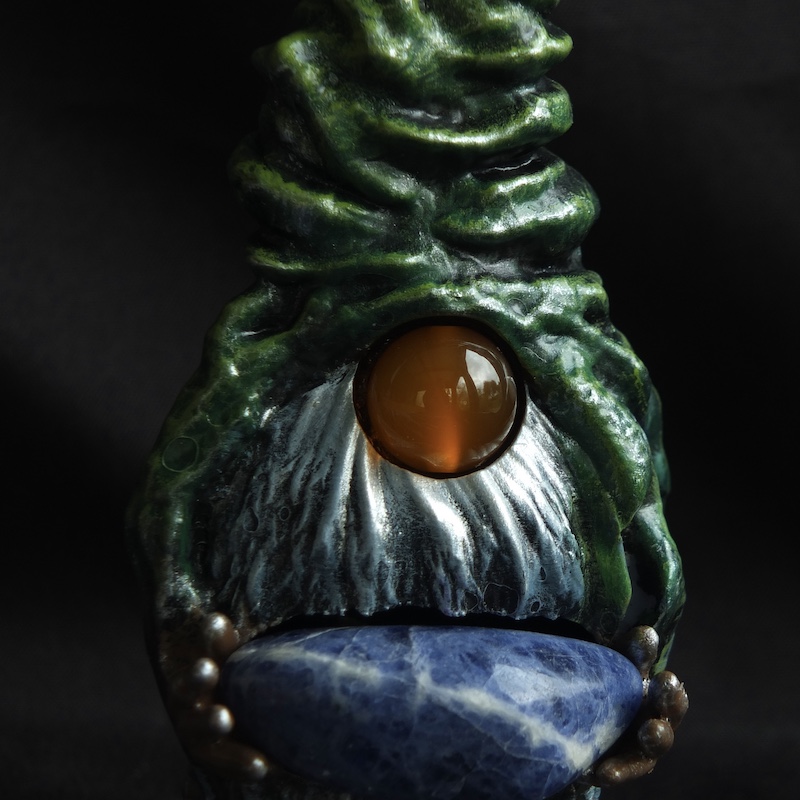 Figurine %22Espiègle aventurier%22 Cornaline et Sodalite 1 1