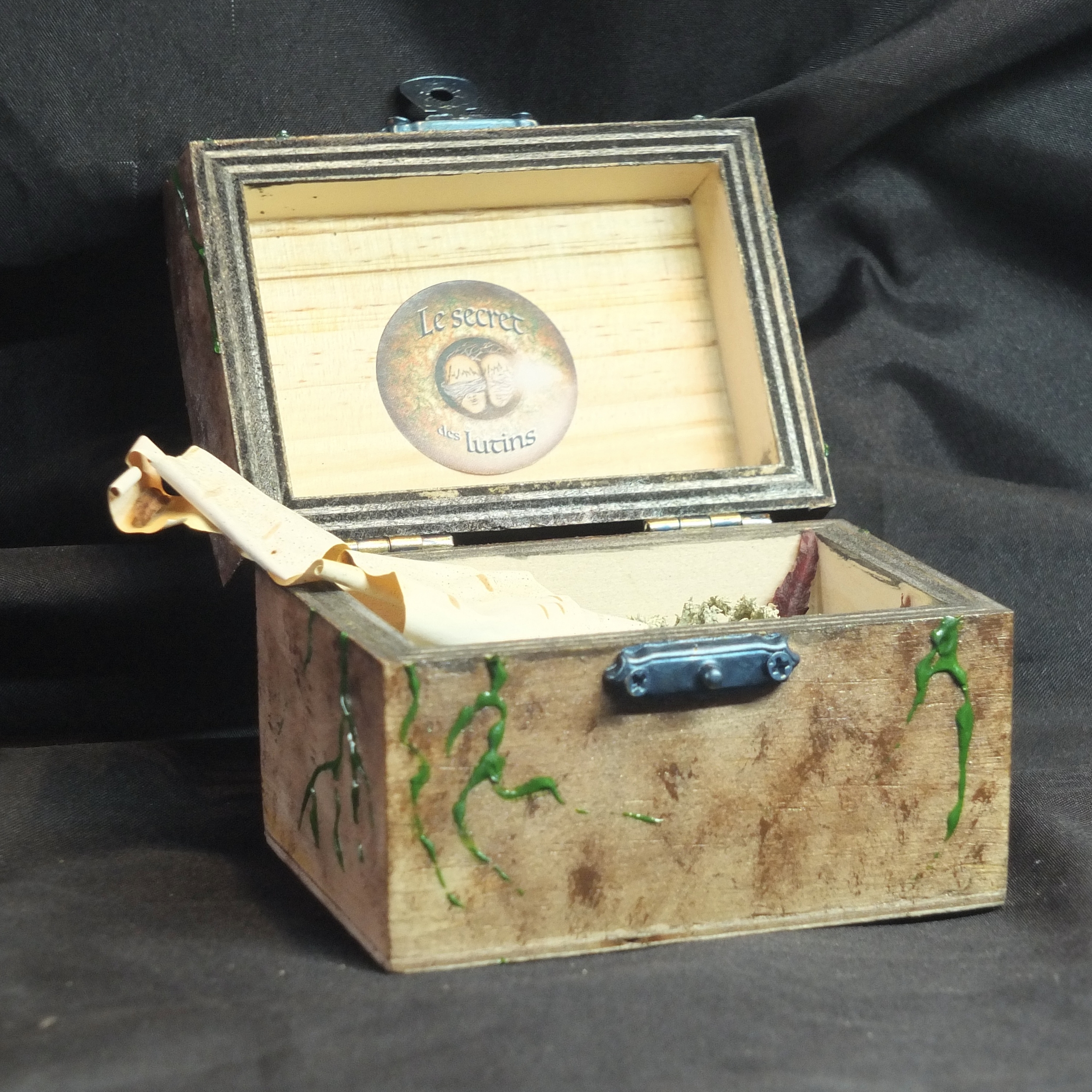 Coffret en bois personnalisé La cabane des petits êtres avec figurine artisanale MM 4