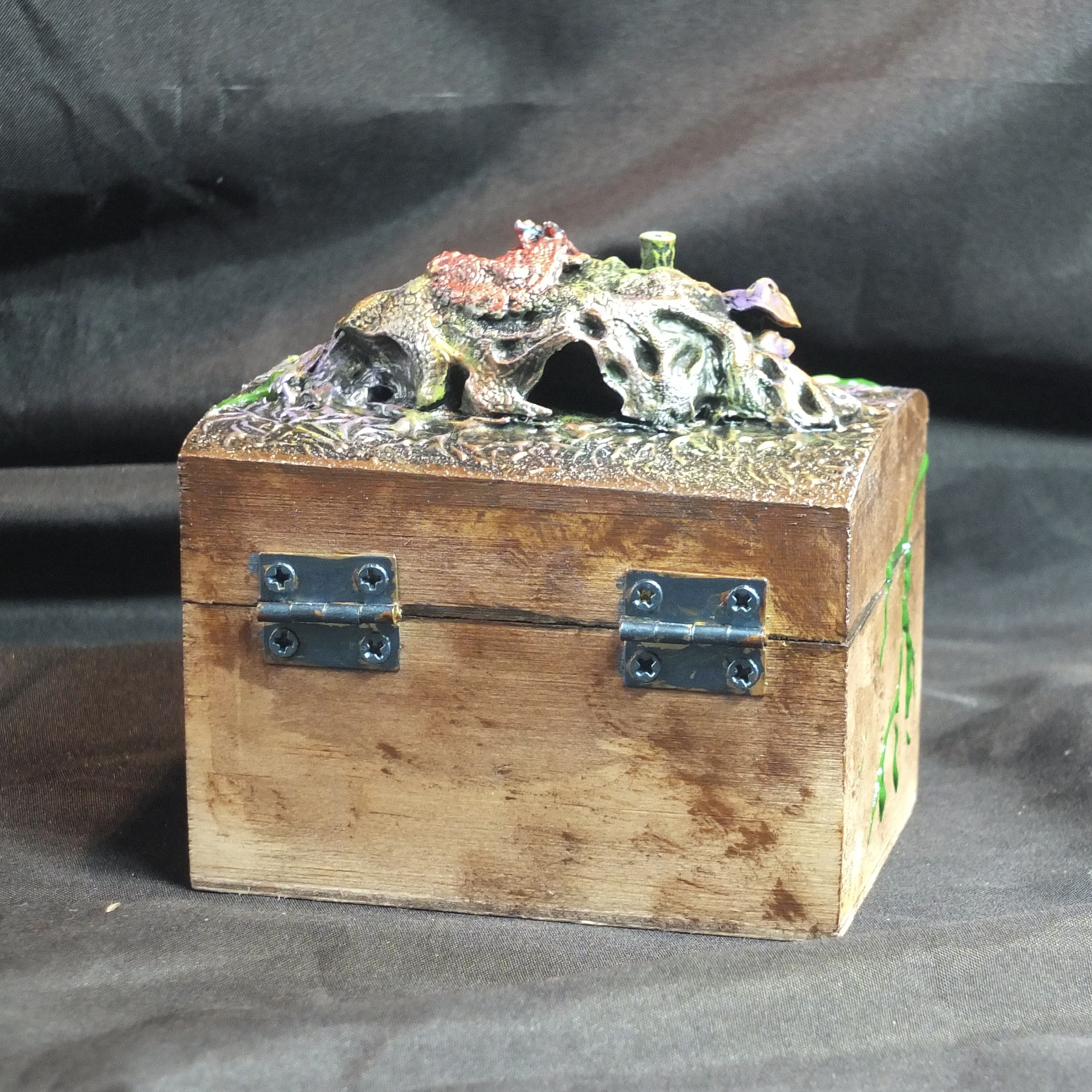 Coffret en bois personnalisé La cabane des petits êtres avec figurine artisanale MM 2