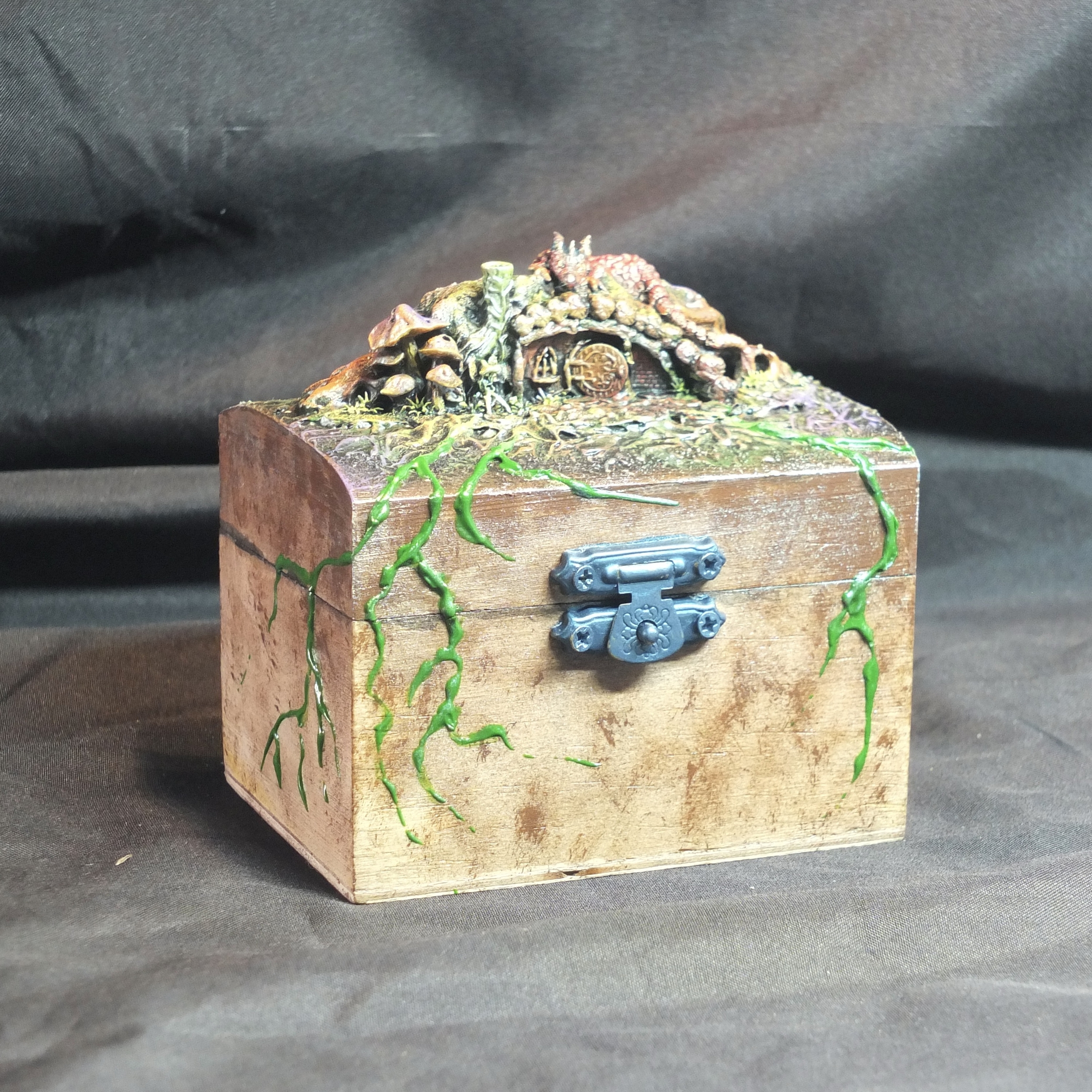 Coffret en bois personnalisé La cabane des petits êtres avec figurine artisanale MM 1.
