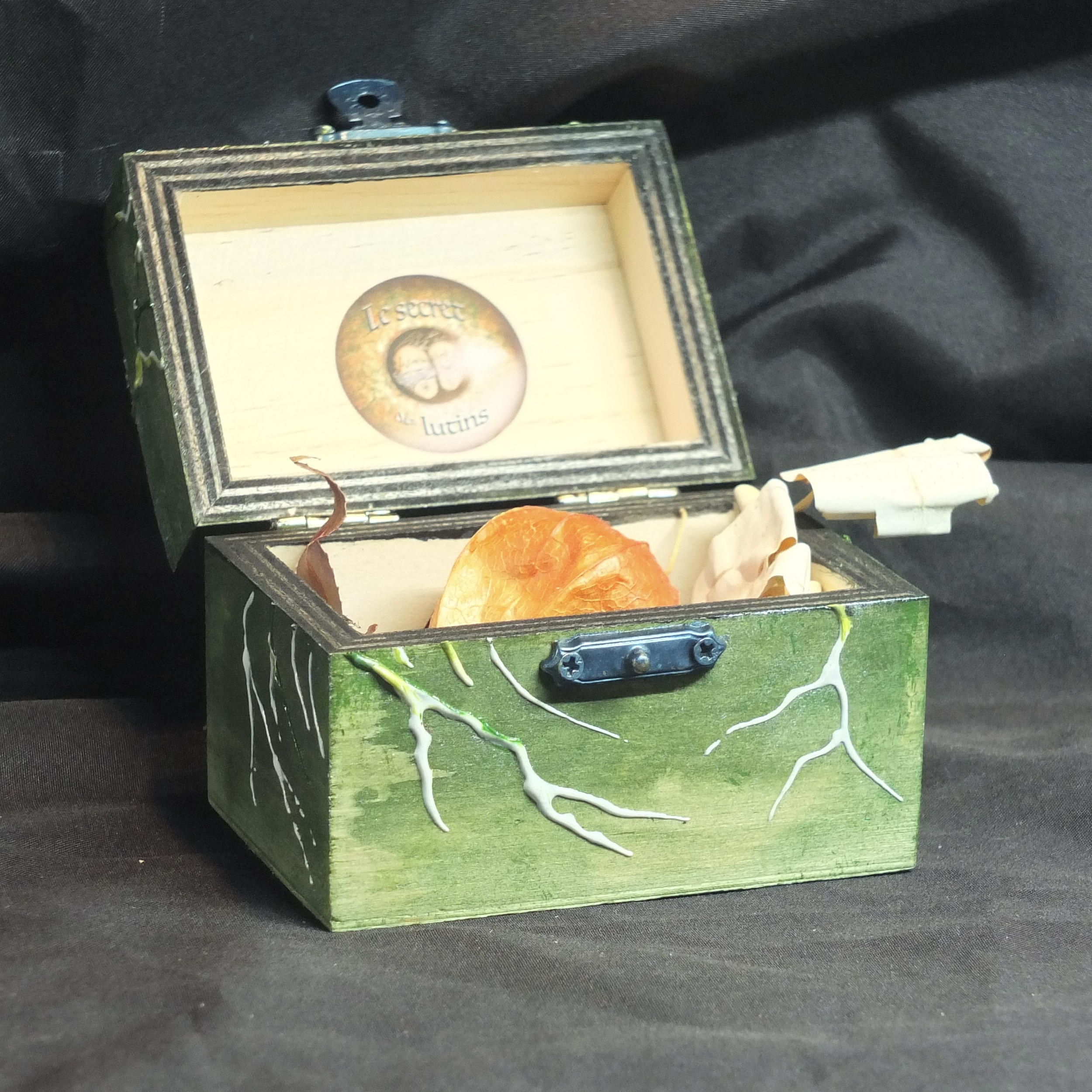 Coffret en bois personnalisé La cabane des petits êtres avec figurine artisanale V2  MM 7