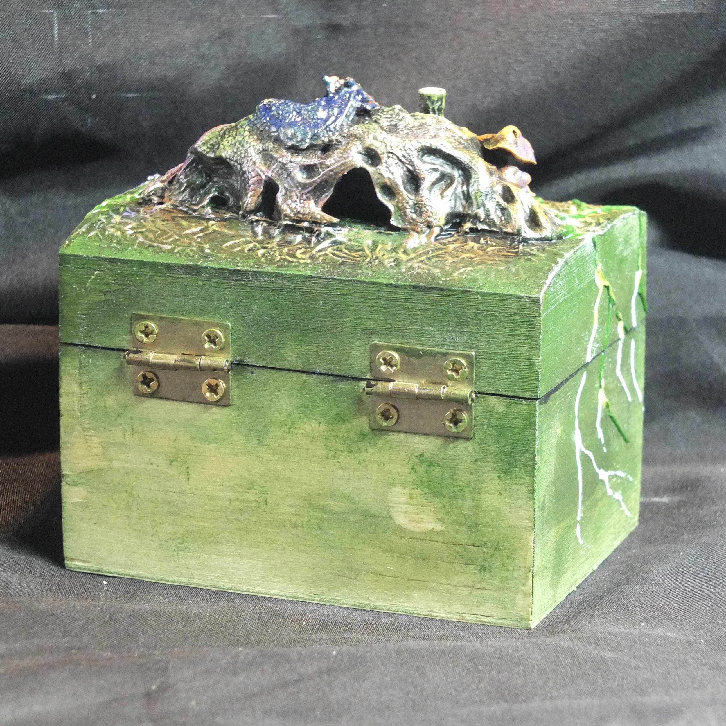Coffret en bois personnalisé La cabane des petits êtres avec figurine artisanale V2 MM 6