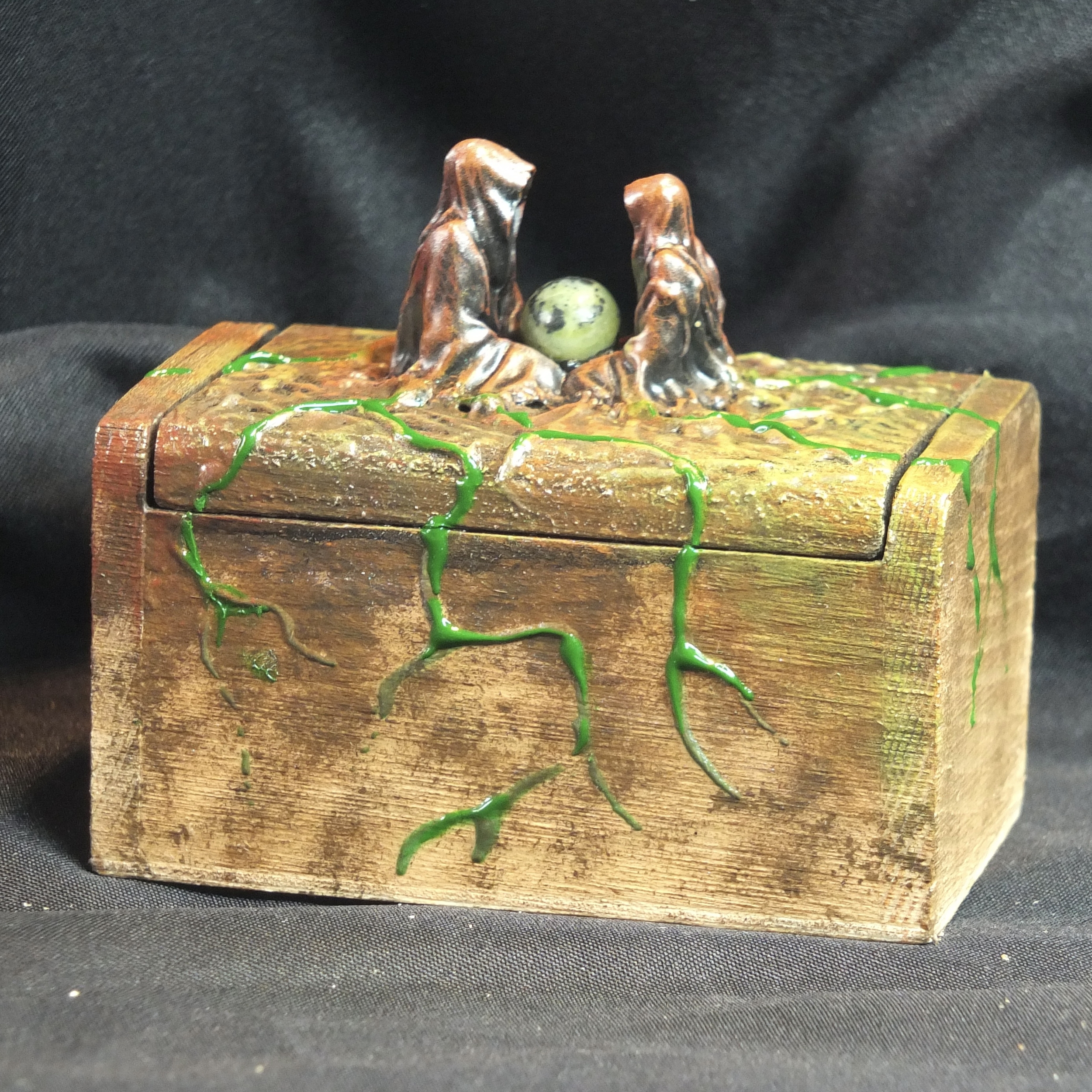 Coffret en bois personnalisé Les Rêves Égarés avec figurine artisanale PM1
