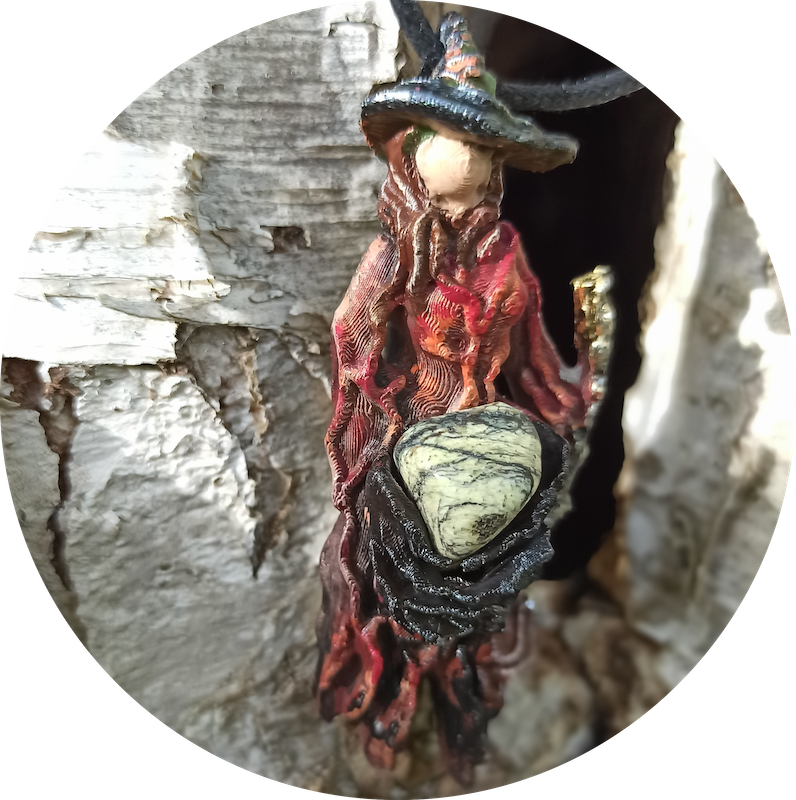 Pendentif Aldaron. Pendentif pierre naturelle serpentine. Gaia Cueilleurs. Le secret des lutins