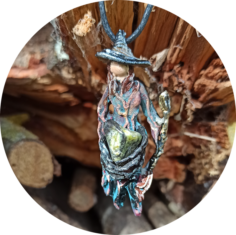 Pendentif Isil. Pendentif pierre naturelle serpentine. Gaia Cueilleurs. Le secret des lutins
