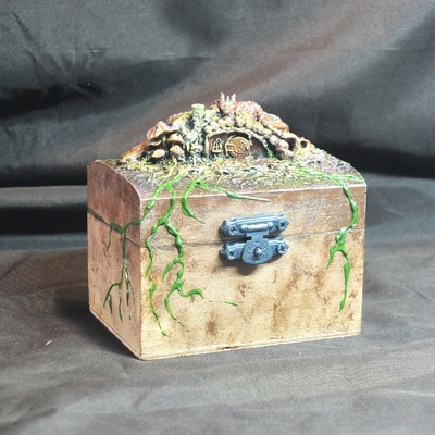 Coffret en bois personnalisé La cabane des petits êtres avec figurine artisanale MM 1.