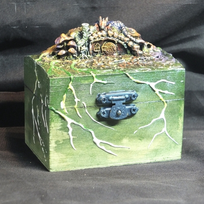 Coffret en bois personnalisé La cabane des petits êtres avec figurine artisanale V2 MM 5