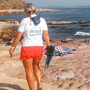 Femme sauveteur en mer de dos sur la plage de Carqueiranne