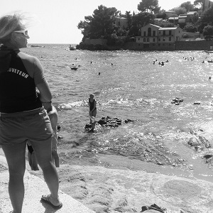Femme sauveteur qui surveille les baigneurs en mer