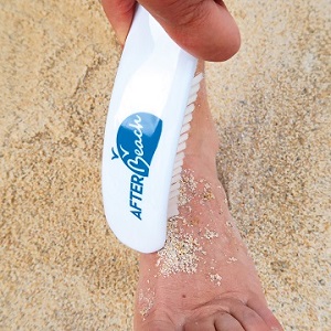 Brosse AFTER Beach blanche logo bleu en action pied homme