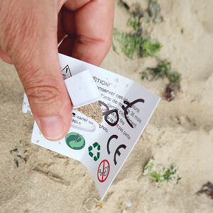 Papiers ramassés à la main pour une plage plus propre