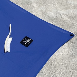 Brosse anti-sable blanche sur le drap de plage Obaba