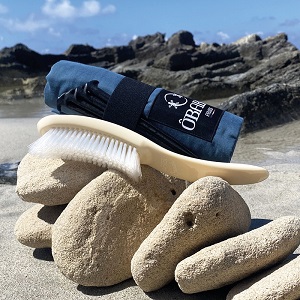 Brosse Winter White et drap Obaba sur un rocher sur la plage