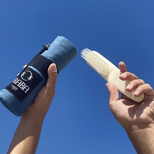 Brosse AFTER Beach et Drap Obaba tenus vers le ciel bleu