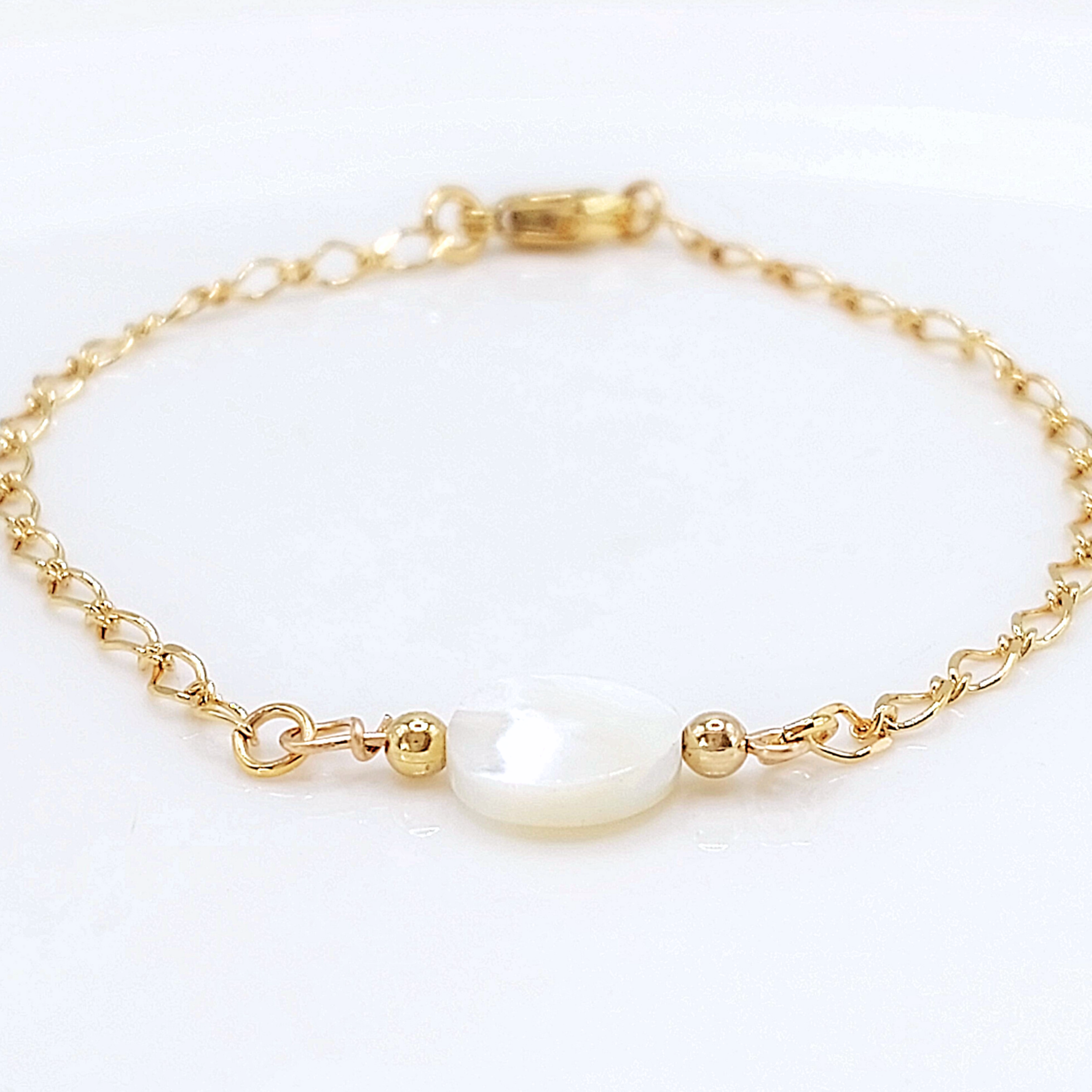 bracelet-plaqué-or-et-perle-nacre-naturelle-l-insolente-bijoux
