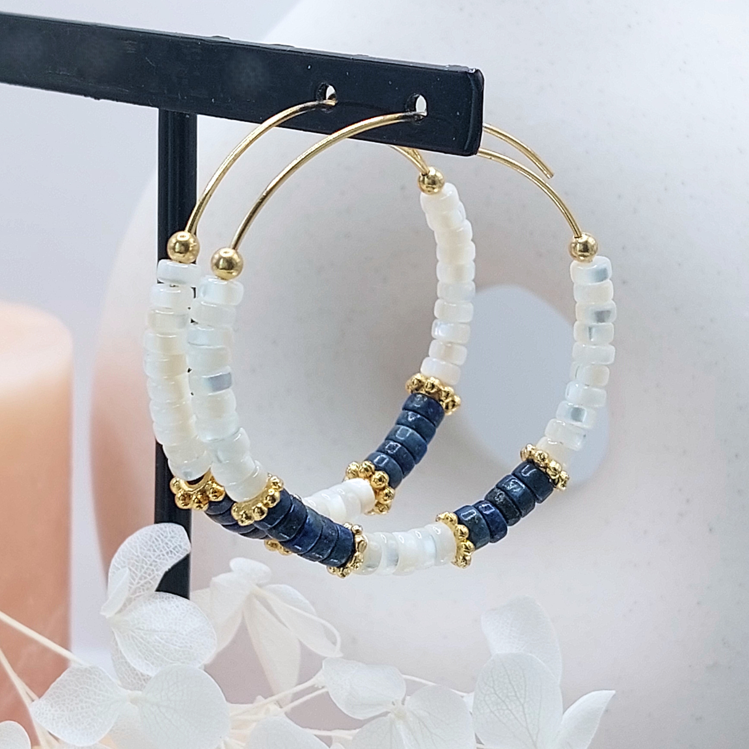 boucles-d-oreilles-creoles-nacre-et-lapis-lazuli-l-insolente-bijoux