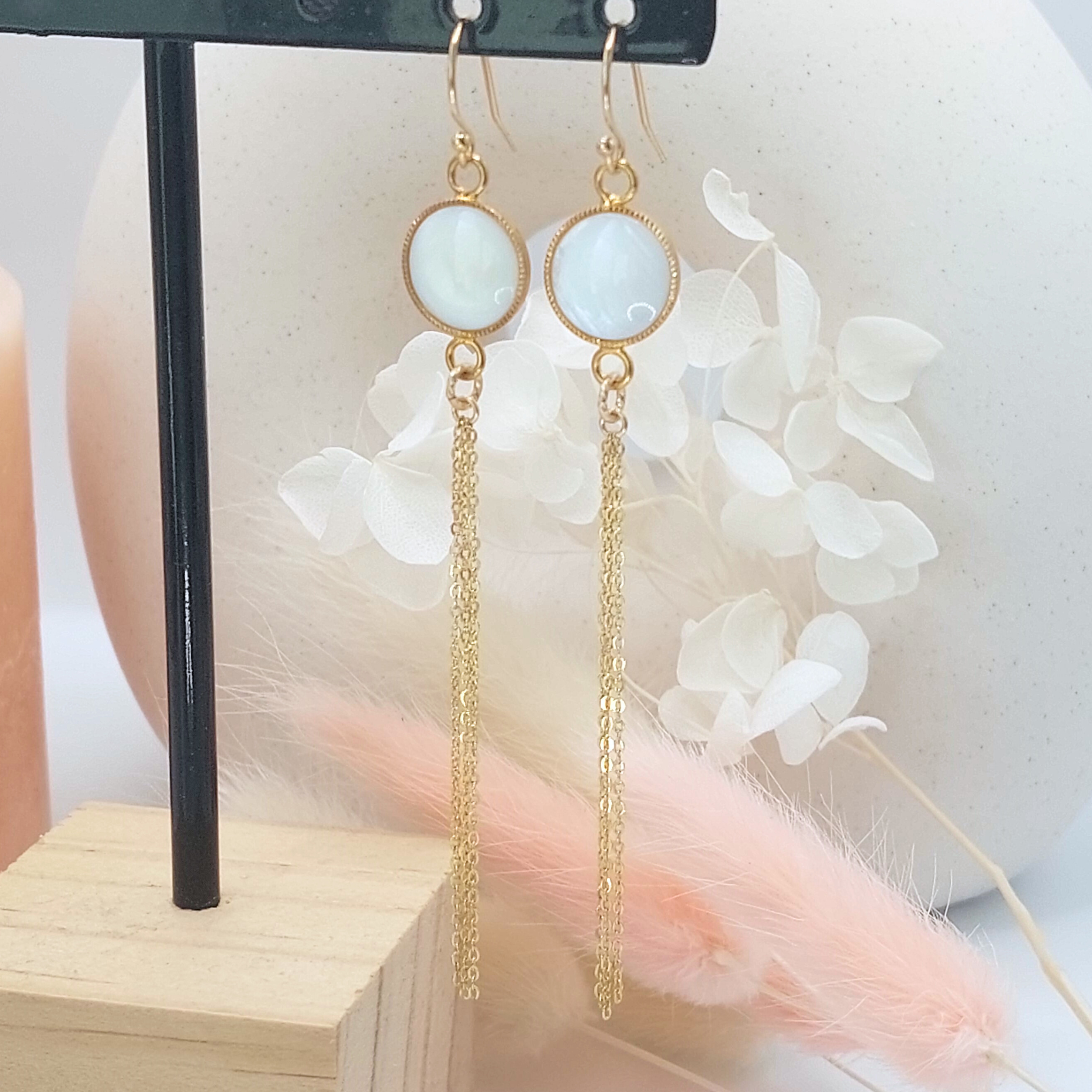 boucles-d-oreilles-Gold-Filled-chaines-pendantes-nacre-naturelle-l-insolente-bijoux