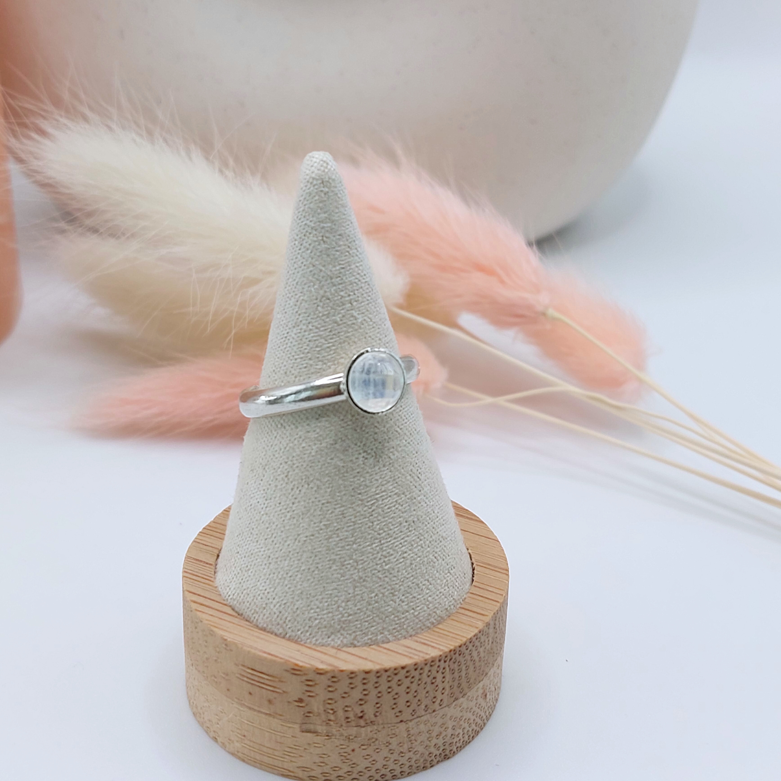 bague-argent-massif-cabochon-pierre-de-lune-l-insolente-bijoux