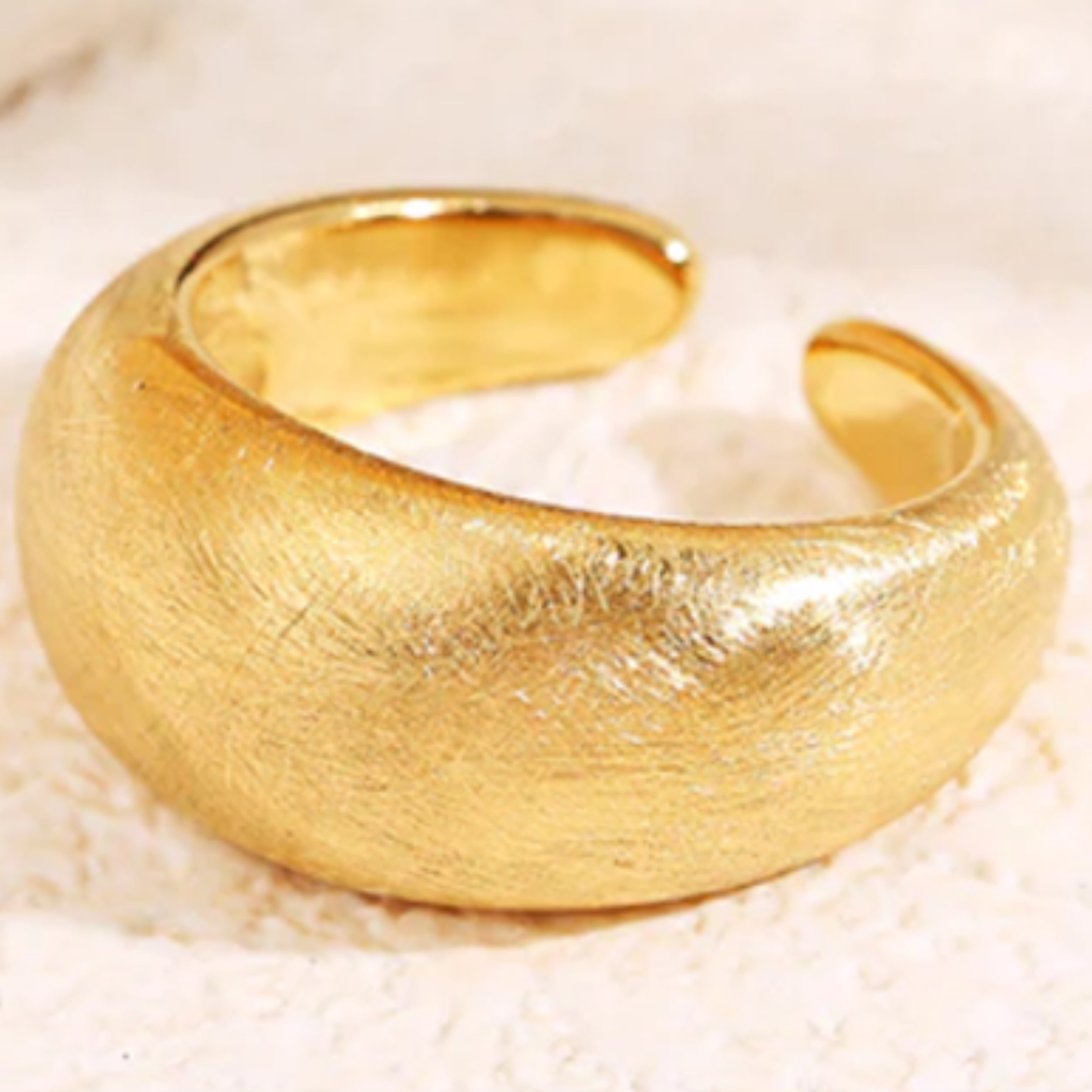 Bague-dorée-forme-bombée-brossée-acier-inoxydable-doré-l-insolente-bijoux