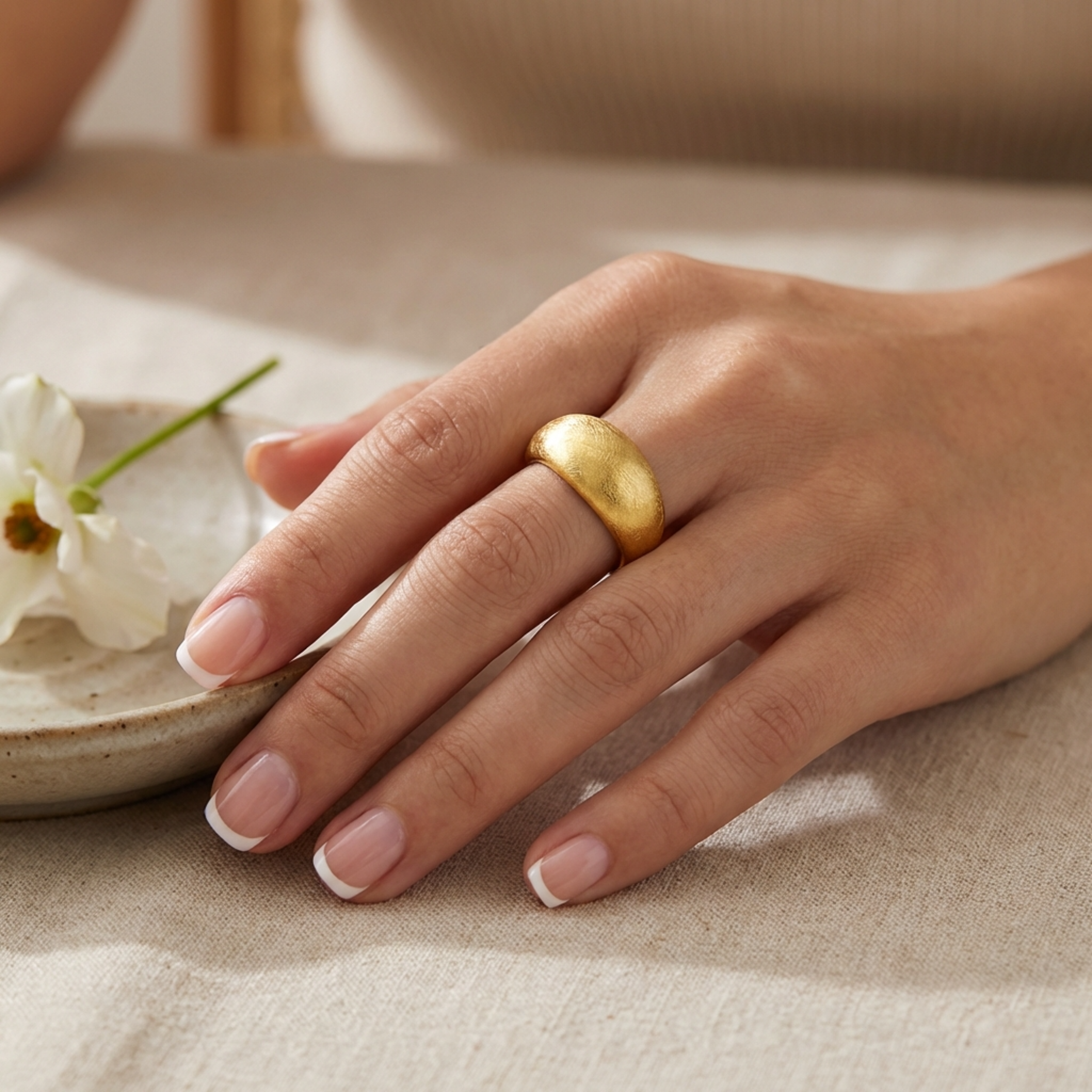 Bague-dorée-forme-bombée-brossée-acier-inoxydable-l-insolente-bijoux