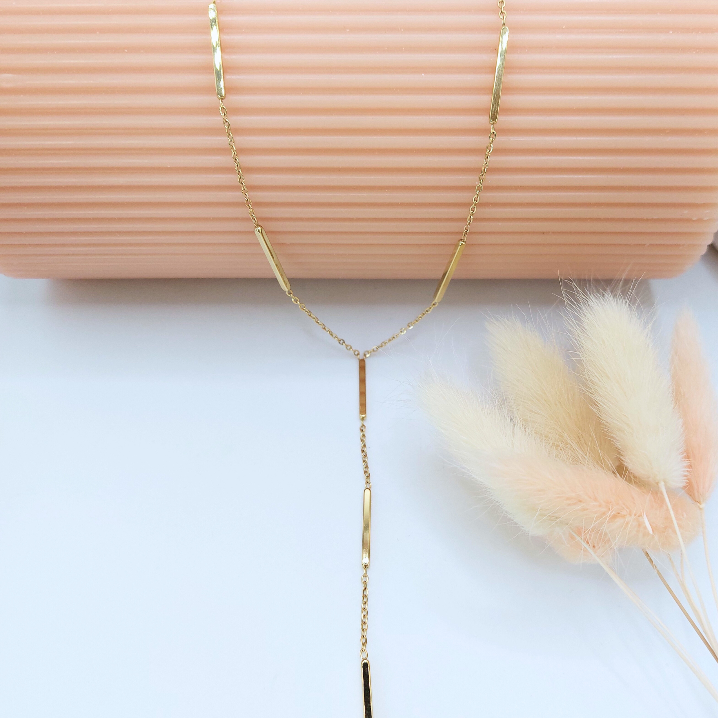 collier-cravate-acier-inoxydable-doré-chaîne-fine-en-Y-orné-de-tubes-lisses-linsolente-bijoux