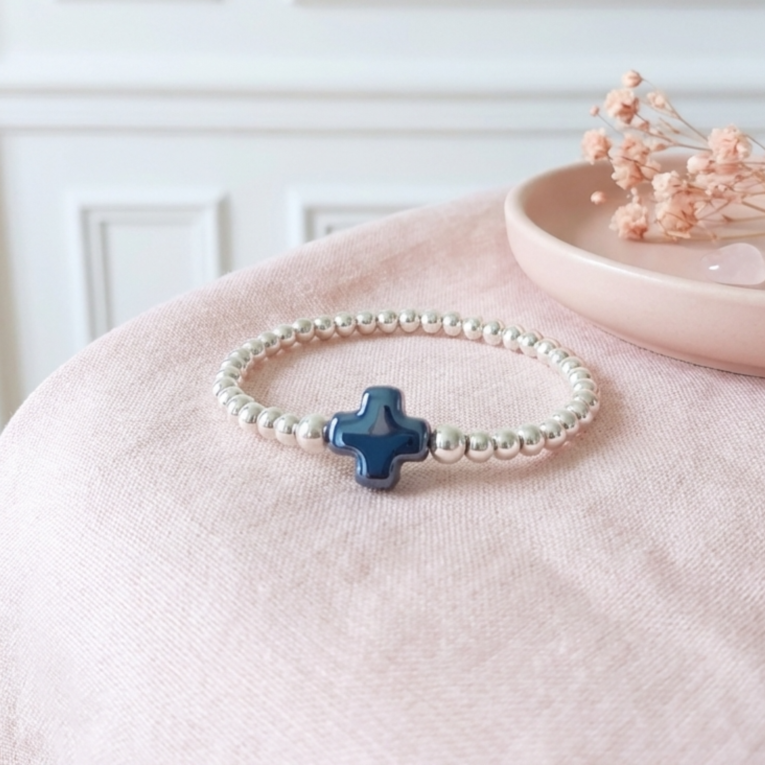 bracelet-femme-elastique-perles-argent-925-massif-croix-ceramique-l-insolente-bijoux-janice-dark
