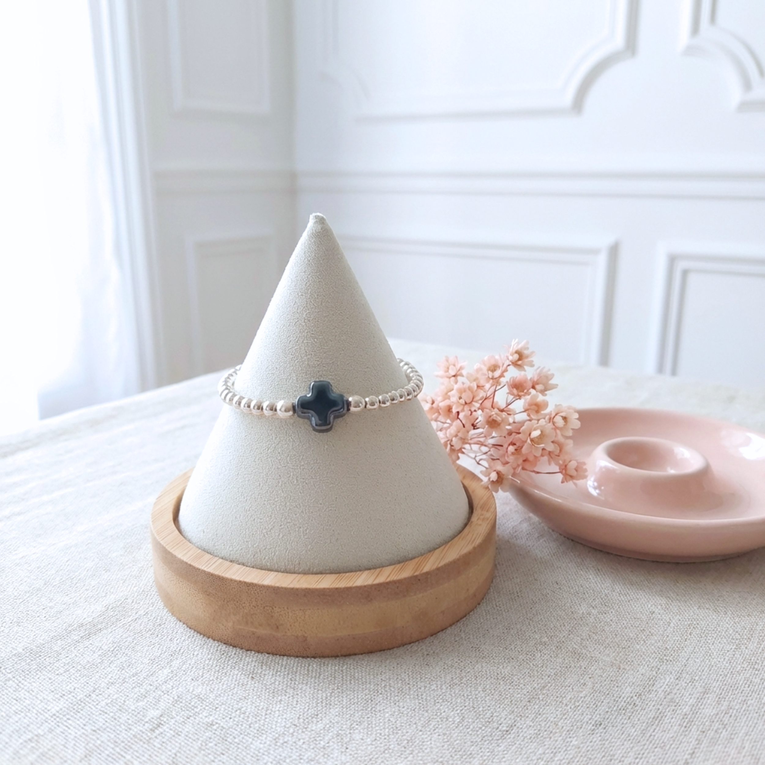 bracelet-perle-argent-massif-925-femme-elastique-croix-ceramique-l-insolente-bijoux-janice-dark