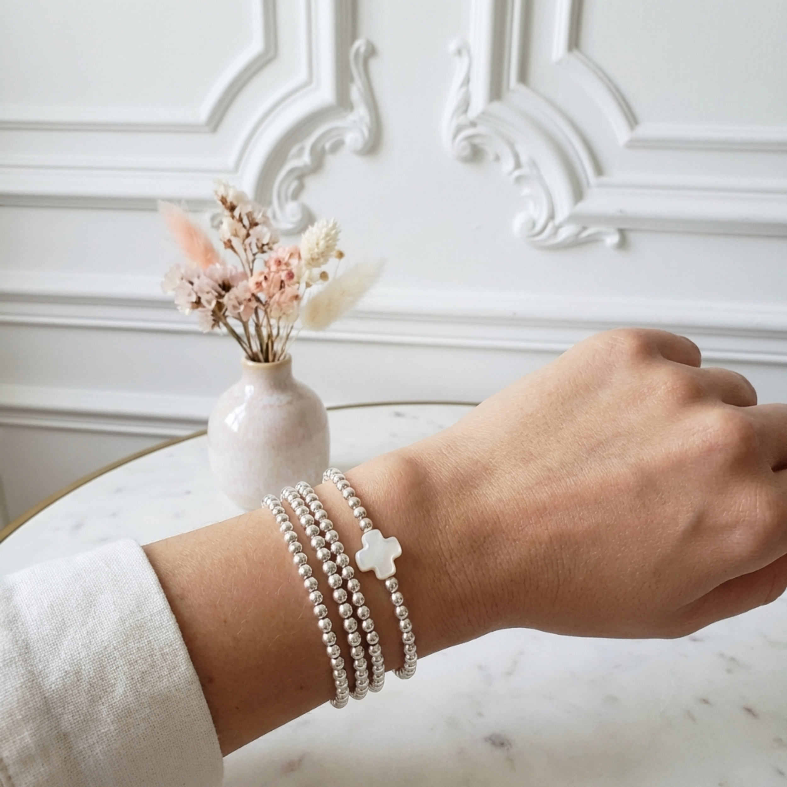 bracelet-femme-argent-massif-elastique-perles-argent-925-croix-ceramique-linsolente-bijoux